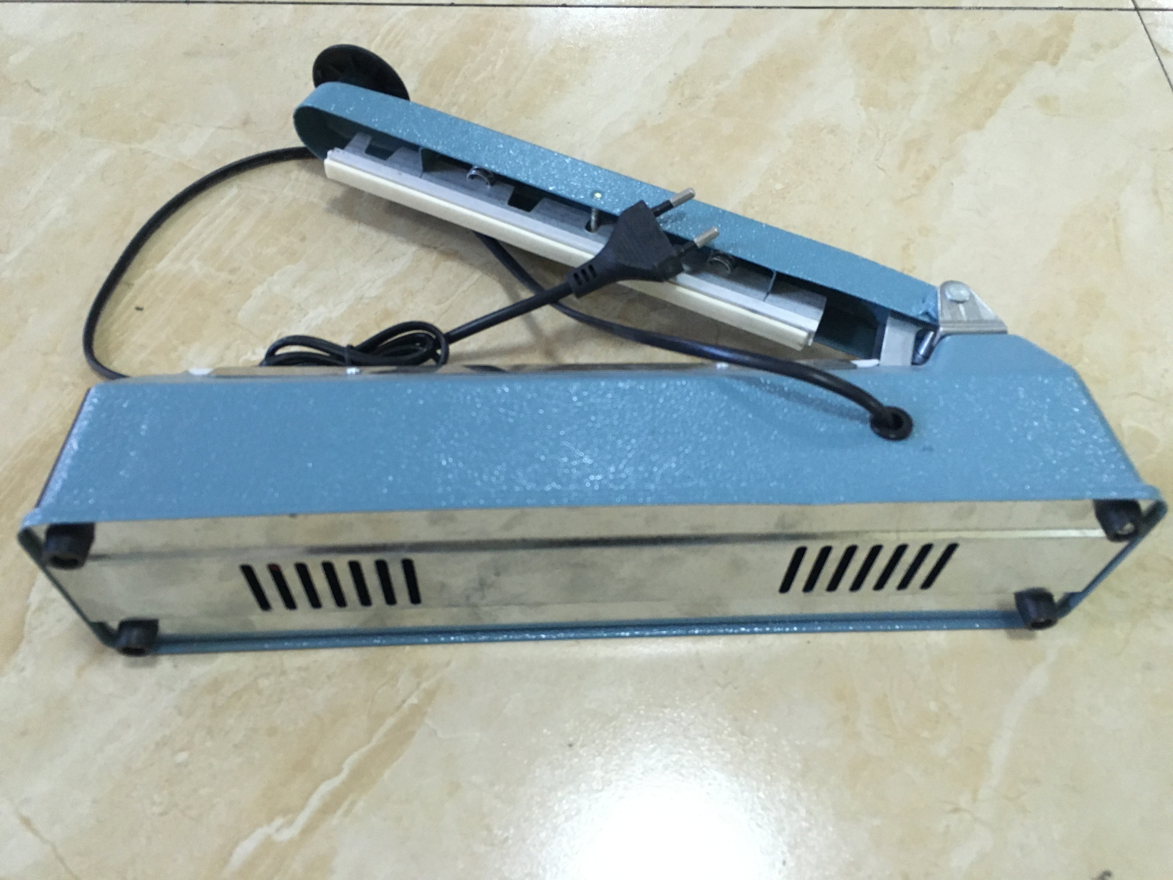 浙江天宇实业有限公司。制造和出口手工操作塑料聚袋封口机FS系列便携式脉冲塑料聚膜封口机