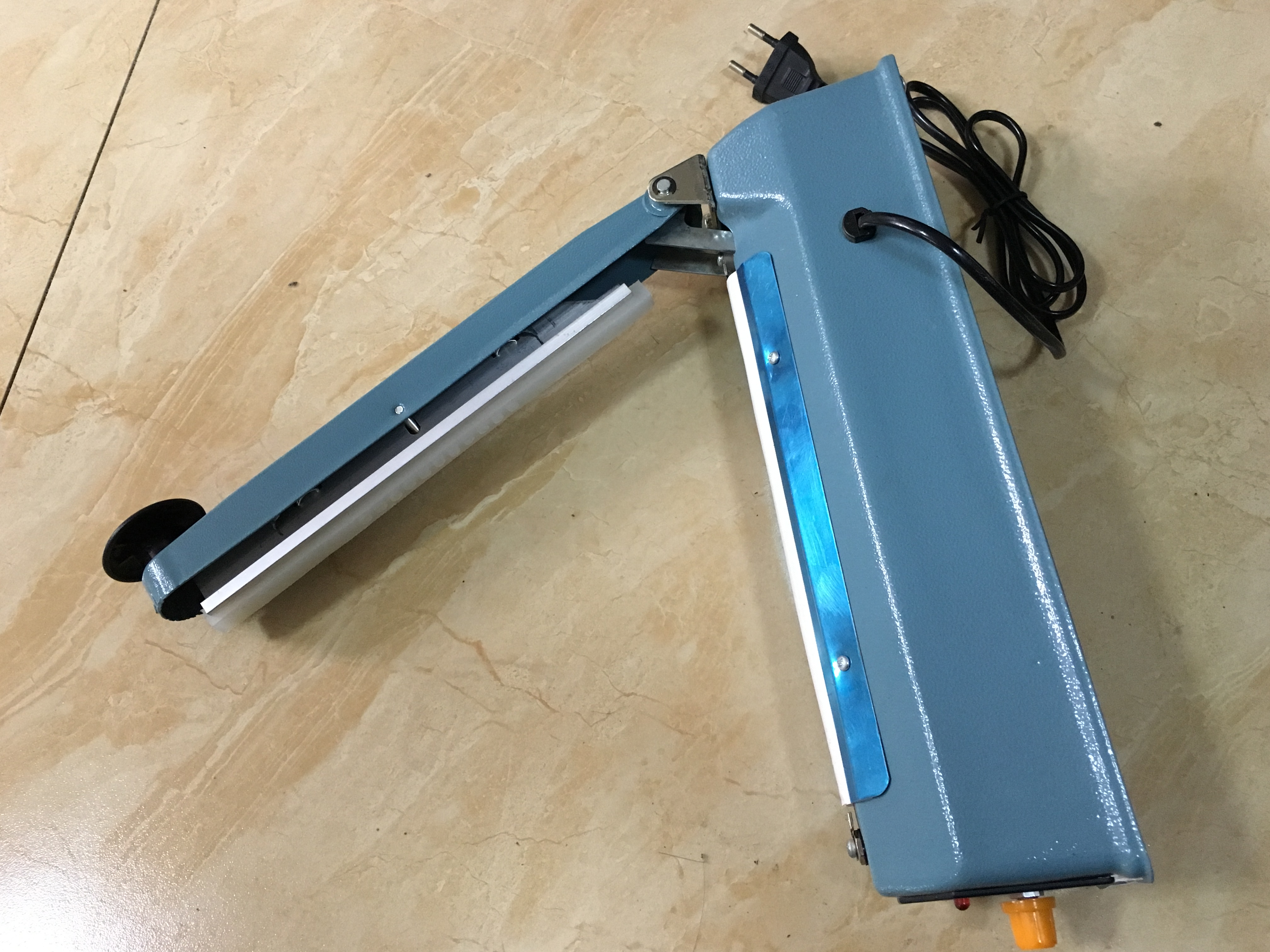 浙江天宇实业有限公司。制造和出口手工操作塑料聚袋封口机FS系列便携式脉冲塑料聚膜封口机
